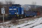 PRESS 204 010-6 mit 3 Flachwagen, die einen Schmalspurlokrahmen als Ladung haben, am 28.01.2014 in Laucha auf der Fahrt nach Karsfdorf.