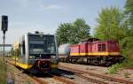 Burgenlandbahn 672 904 als RB 34881 (Wangen - Naumburg Ost) und EBS 202 487-5, die einen Kesselwagenzug zur EBS ins Zementwerk zieht, am 22.05.2014 in Karsdorf Bbf.