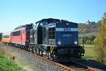 EBS 202 597-1 + 155 239-7 bringen am 12.10.2018 den EBS-Mitropawagen bei Balgstädt nach  Naumburg Hbf.