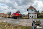 Die 112 481-7 von MaS Bahnconsult bespannte am 19.03.2022 eine Chartersonderfahrt von Lipsia Erlebnisreisen von Leipzig Hbf nach Karsdorf und ist hier bei der Ausfahrt in Laucha (U) zu sehen.
