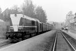 Die Werkslok 107 004-4 vom Zementwerk Karsdorf mit einem DMV-Sonderzug von Erfurt nach Naumburg Hbf, am 22.10.1988 im Bahnhof Freyburg.