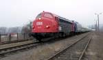 Am Morgen des 18.02.2011 dr�ckt die Erfurter Bahnservice GmbH MY 1131 (92 80 1227 003-1 D-EBS) mit der abgeb�gelten RBH 115 (91 80 6143 068-5 D-RBH) die vollen Zementwagen aus dem Rangierbahnhof im