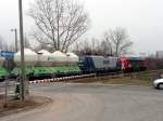 Die NOHAB MY 1131 (92 80 1227 003-1 D-EBS) der Erfurter Bahnservice GmbH mit der abgeb�gelten RBH 115 (91 80 6143 068-5 D-RBH) und dem Zementzug nach Č��kovice in Tschechien, bei der Ausfahrt in