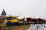 DB Netz Robel GAF BAMOWAG 54.22 mit Schotterwagen Richtung Naumburg Hbf, am 15.11.2016 in Kleinjena.