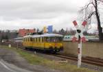 Hier haben DB Netz Instandhaltung 725 002-0 + 726 002-9 schon fast ihr Ziel als NbZ 94021 von Naumburg Hbf nach Nebra erreicht und �berqueren gleich den B� der B250 in Nebra; 12.03.2012 