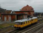 DB Netz Instandhaltung 725 002-0 + 726 002-9 als NbZ 94021 nach Nebra, bei der Ausfahrt im alten Bf Freyburg, nach dem Kreuzungshalt am 12.03.2012 (Foto: Silvio Vernaldi)
