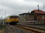 726 002-9 + 725 002-0 von DB Netz Instandhaltung als NbZ 94022 von Nebra nach Naumburg Hbf, neben dem Stellwerk B3 in Karsdorf.