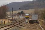 DB Netz Instandhaltung 725 002-0 + 726 002-9 als NbZ 94021 von Naumburg Hbf nach Nebra, am 12.03.2012 bei der Durchfahrt in Laucha.