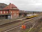 DB Netz Instandhaltung 725 002-0 + 726 002-9 als NbZ 94021 von Naumburg Hbf nach Nebra, am 12.03.2012 beim Kreuzungshalt in Freyburg.