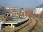 Der neue Haltepunkt in Karsdorf, es gibt noch viel zu tun. Hier sieht man Bauarbeiter bei dem Aufstellen des Unterstandes. Der Hp ist direkt neben dem Bahn�bergang an der Stra�e der Einheit entstanden; 26.01.2012