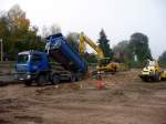 F�r den Bau des neuen Haltepunktes in Freyburg wird 27.10.2011 per LKW verdichtungsf�higes Material zum Aufbau des Au�enbahnsteigs angefahren.