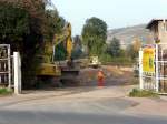 Blick durch die Einfahrt des ehemaligen Freyburger Formkastenwerkes auf die Baustelle  des neuen Haltepunktes in Freyburg am 28.10.2011.
