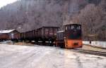 DR 199 007-6 holt am 27.01.1983 Waggons aus der Papierfabrik Wilischthal.