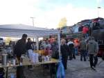 Nach einer leckeren Bratwurst fanden die F�hrerstandsmitfahrten auf der 50 3501 gro�es Interesse; 24.10.2010.