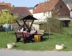 Die Triebfahrzeugf�hrer der Burgenlandbahn genie�en auf der Sitzgruppe neben dem Hp Wangen ihre Pause bis zur R�ckfahrt nach Naumburg; 13.04.2009 (Foto: Klaus Pollm�cher)