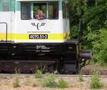 Selbst ein junges M�dchen scheint sich f�r einen F�hrerstandsbesuch auf einer Diesellok zu begeistern.
