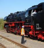 Unser Vereinsmitglied Marian als Bahnsteigaufsicht neben der IGE Werrabahn-Eisenach e.V.