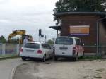 Fahrzeuge und Mitarbeiter von der ausf�hrenden Firma Strabag am Hp Kleinjena, wo am 12.10.2011 bereits die alte Bahnsteigkante entfernt wurde.
