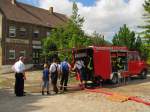 Die Freiwillige Feuerwehr Karsdorf sorgte am 08.09.2012 wieder daf�r, dass die  EMBB 52 8154-8 w�hrend der Abstellung im Bf Karsdorf mit neuem Wasser versorgt wurde.