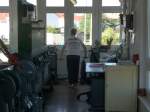 Der Stellwerker im Stellwerk Lw in Laucha beim Schranken schlie�en f�r die RB 34875 (Wangen - Naumburg Ost) am 30.09.2012.