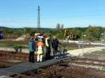  Reisenden-Sicherer  weisen die Fahrg�ste w�hrend der Bauphase am Bahnsteig 4 und 5 in Naumburg Hbf, auf den provisorischen Zugang zur Unstrutbahn hin; 03.10.2012 (Foto: Klaus Pollm�cher)
