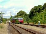 Zahlreiche Eisenbahnfans waren wieder, wie hier in Laucha, an der Strecke, um die Ferkeltaxen von Sch�nberg nach Wangen am 12.07.2009 zu fotografieren.