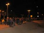 Winzerfestbesucher vor der Heimareise kurz nach Mitternacht am 09.09.2012 am Hp Freyburg.
