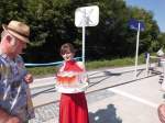 Sektempfang w�hrend der Er�ffnung der neuen Bahn-Bus-Schittstelle, am 26.07.2013 in Freyburg.