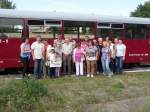 Die Reisegruppe am Nachmittag des 24.08.2013 vor dem EBS 772 345-5 als  Unstrut-Schrecke-Express  im Bahnhof Ro�leben.