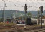 Fahrg�ste und Eisenbahnfans vom  Rotk�ppchen-Express II  fotografierten am 05.10.2013 in Naumburg Hbf die IGE Werrabahn-Eisenach 41 1144-9 beim umsetzen.
