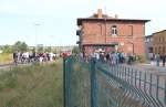 Am 07.09.2013 nutzten viele Ro�lebener die M�glichkeit mit dem Zug zum Freyburger Winzerfest zu fahren und sorgten somit mal wieder f�r einen belebten Bahnhof.
