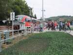 Voller Bahnsteig zum Winzerfest am 08.09.2013 am neuen Haltepunkt in Freyburg.