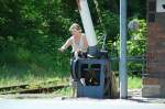 Schrankenw�rterin bei ihrer Arbeit am Posten 3 in Freyburg (Unstrut).