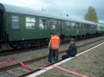 Plausch auf der Bahnsteigkante - Marian im Gespr�ch mit dem Lokpersonal der 41 1144-9 der IGE Werrabahn-Eisenach e.V.