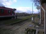 Der Fahrdienstleiters im Bf Gehofen im Gespr�ch mit einem Tf der Burgenlandbahn; November 2006 (Foto: Thomas Menzel)