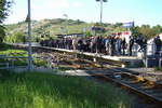Voller Bahnsteig zum Freyburger Weinfrühling am 01.05.2018 am Haltepunkt in Freyburg.