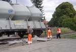 Kaum hat der letzte Zementwagen die Baustelle passiert, gehen die Arbeiten am Bahn�bergang in Laucha z�gig weiter; 28.08.2007 (Foto: Klaus Pollm�cher)