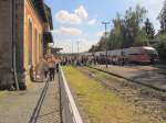 Zahlreiche Winzerfestbesucher nutzen auch in diesem Jahr die extra von der Burgenlandbahn eingesetzten Triebz�ge der BR 642 mit gr��erer Kapazit�t, um per Bahn auf der Unstrutbahn nach Freyburg zu