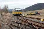 W�hrend im Hintergrund die Felder gepfl�gt werden, verlassen die beiden Gleismesstriebwagen 726 002-9 + 725 002-0 Laucha, um als NbZ 94022 weiter nach Naumburg Hbf zu fahren; 12.03.2012 (Foto: Klaus