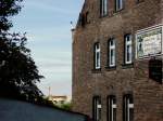 Bedrohlich nah kommt mittlerweile die neue ICE Unstruttalbr�cke der ehemaligen Karsdorfer Bahnhofsgastst�tte.