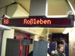 Zugzielanzeige im Burgenlandbahn 672 916 als Sch�lerzug (verl�ngerte RB aus Naumburg Ost) am 06.01.2013 auf der Fahrt nach Ro�leben. Sch�ler der Klosterschule nutzten den Zug, um per Bahn nach den Ferien wieder nach Ro�leben zu fahren. (Foto: Ferdinand Fischer)