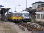 DB Netz Instandhaltung 725 002-0 + 726 002-9 als NbZ 94021 nach Nebra neben dem IC 2355  ARKONA  von Frankfurt (M) Flughafen Fernbf nach Stralsund Hbf, am 12.03.2012 in Naumburg Hbf.