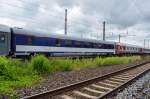 Ein polnischer Speisewagen im umgeleiteten EN 452 von Moskva Belorusskaja nach Paris Est, am 26.06.2013 in Naumburg Hbf.