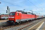 DB 120 102-9 mit dem umgeleiteten EN 452 von Moskva Belorusskaja nach Paris Est, am 03.07.2013 beim Betriebshalt in Naumburg Hbf.