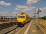DB Netz 711 202-2 (99 80 9136 002-9 D-DB) auf der Fahrt Richtung Gro�korbetha, am 18.07.2013 in Naumburg (S) Hbf.