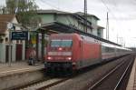 DB 101 077-6 mit dem IC 2355  ARKONA  von Frankfurt (M) Flughafen Fernbf nach Ostseebad Binz, am 18.10.2013 beim Halt in Naumburg Hbf.