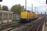DGT 293 007 + 293 008 mit einem Bauzug Richtung Gro�korbetha, am 18.10.2013 in Naumburg Hbf.