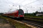 Die RB 16311 von Eisenach nach Halle (S) Hbf, geschoben von der DB 143 098-2, am 20.06.2015 bei der Einfahrt in Naumburg Hbf.