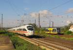 W�hrend der DB 411 057-3  Innsbruck  als ICE 1612 (M�nchen Hbf - Hamburg-Altona) ohne Halt den Naumburger Hauptbahnhof passiert, f�hrt am 08.09.2015 Burgenlandbahn 672 913 als RB 34870 (Naumburg Ost -