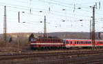 EBS 142 110-6 mit Triebwagen der BR 628, am 27.12.2016 bei der Ausfahrt Richtung Bad Kösen in Naumburg Hauptbahnhof.